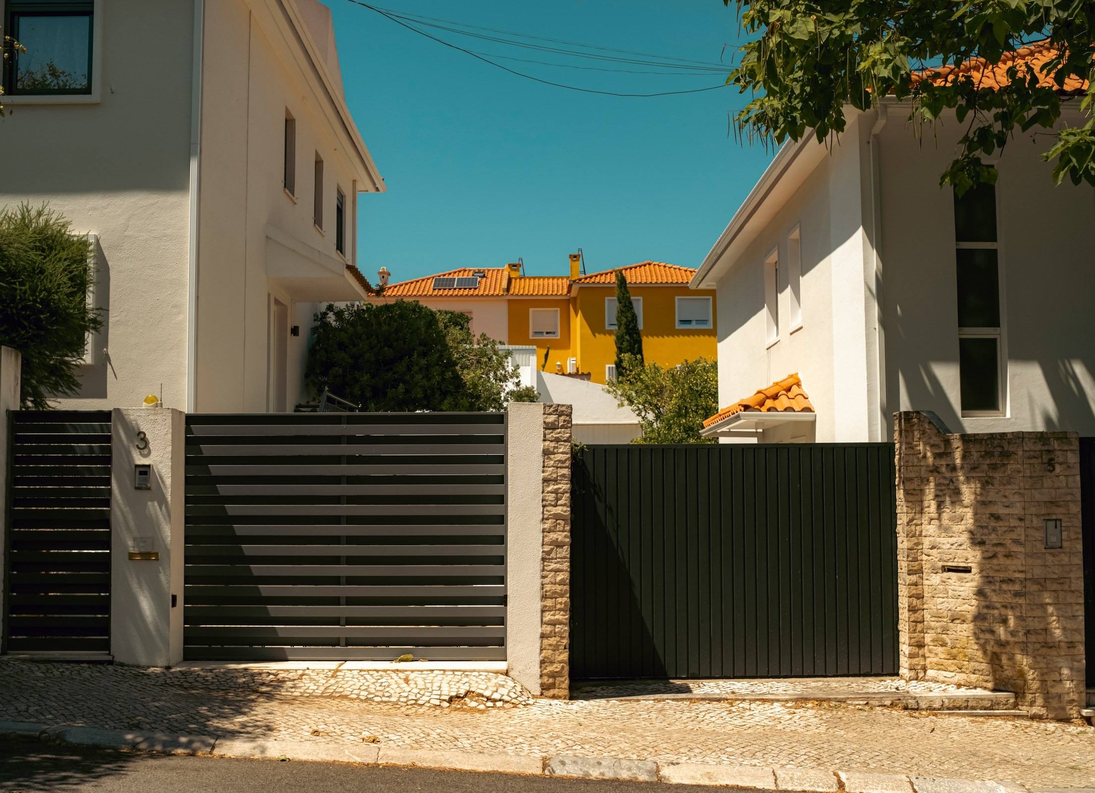 Portail métallique contemporain à lames horizontales
